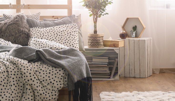 También puedes fabricarte una mesilla de noche fácilmente para tu dormitorio