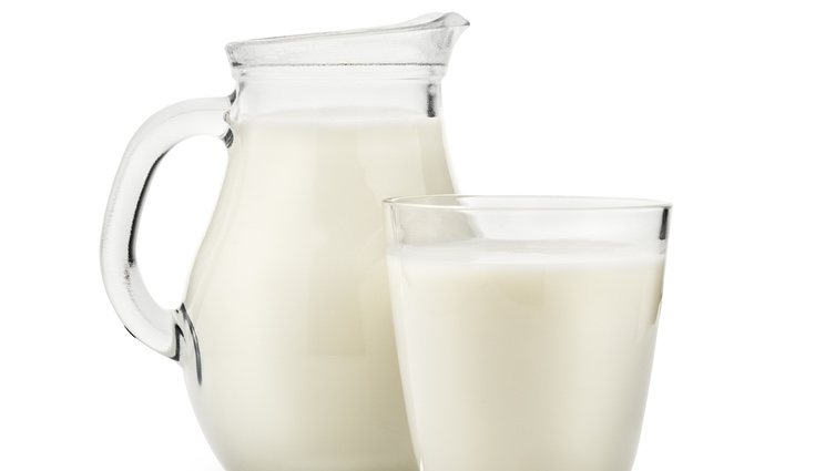 Jarra y vaso de leche
