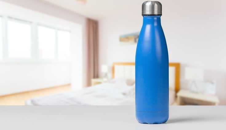 Intenta adquirir botellas de acero inoxidable que mantienen la temperatura de la bebida