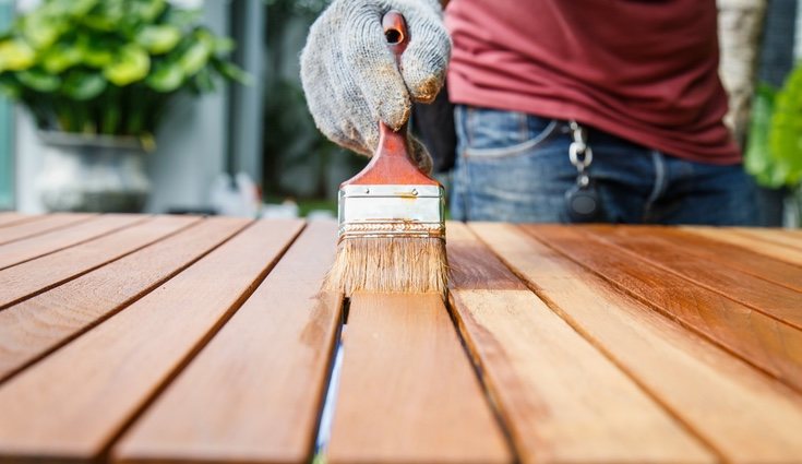 Es recomendable pintar los muebles en un espiacio al aire libre