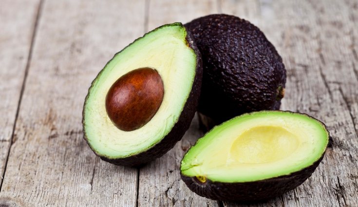 La semilla es el centro duro que se encuentra en el cetro del aguacate