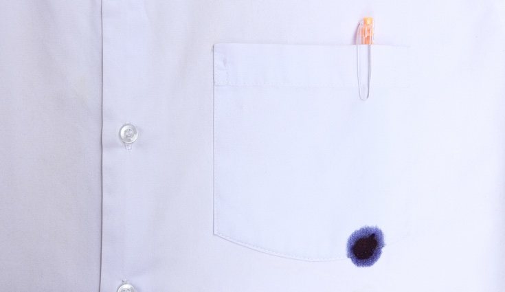 Es muy habitual que se explote la tinta de tu boli mientras lo tienes en la camisa