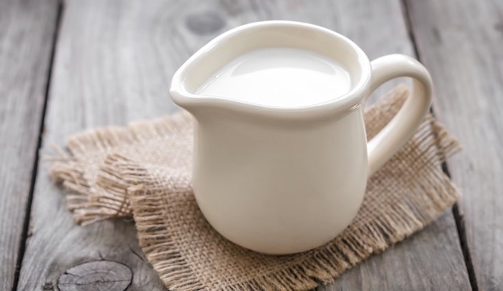 Un remedio es mojar un disco de algodón en leche fresca y frotar en la mancha