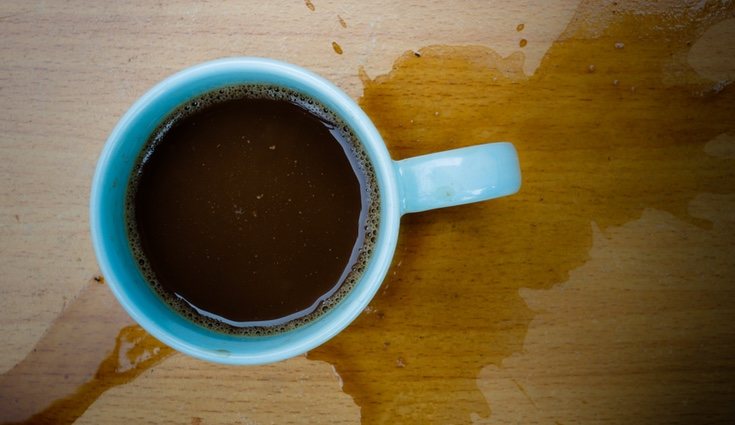 Con agua oxigenada podrás quitar la mancha de café de la madera