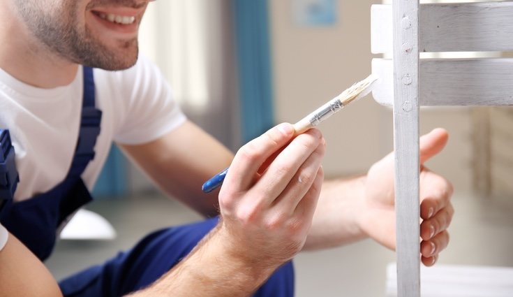 Hay que remover muy bien la pintura magnética con ayuda de un palo de madera