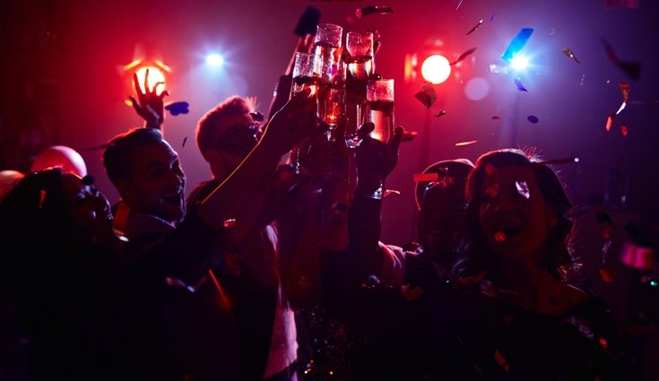 Otros optan por juntarlo todo en la misma noche y cogen un reservado en una discoteca
