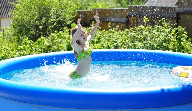Las piscinas de plástico se calientan antes y cuanto más pequeñas más fácil será aumentar la temperatura