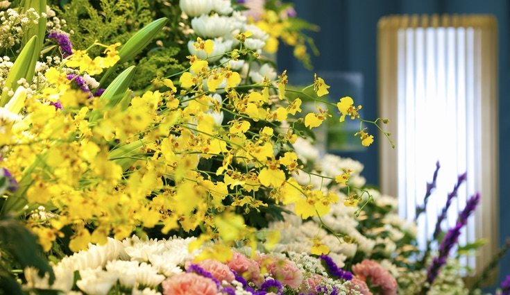Las flores durante un funeral pueden ser desde ramos hasta coronas