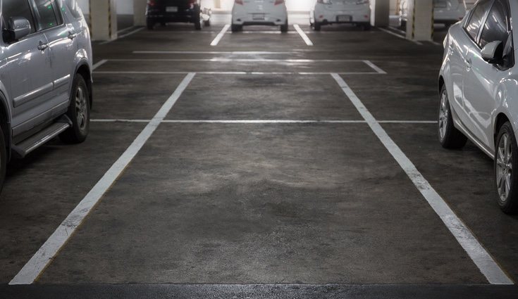 Que tu coche duerma en la calle supone correr un riesgo pero el precio de los parkings privados suele ser muy elevado