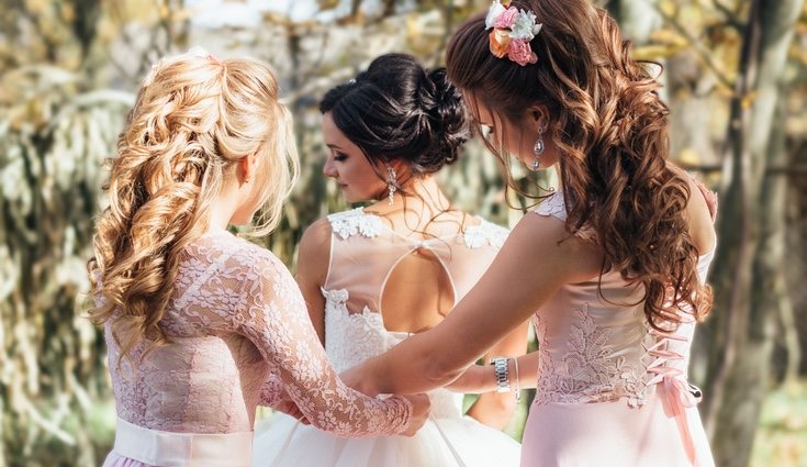 Las damas de honor deben llevar colores rosa palo o verde oliva