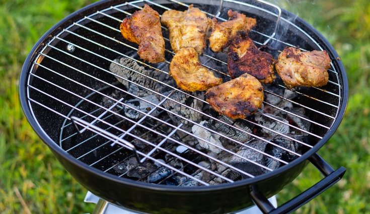 Si estás pensando en comprar una barbacoa tienes que tener en cuenta todas las variedades que hay y el espacio que tienes para ponerla