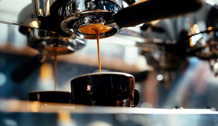 Podrás utilizar los restos del café como producto de limpieza para limpiar sartenes o cazos