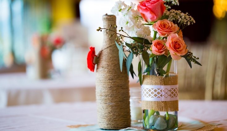 Dando una segunda vida a las botellas y botes de cristal puedes decorar tu casa