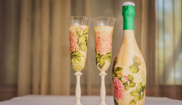 Si dibujar y pintar se te da bien puedes usar como lienzo botellas viejas y hacer decoración propia e inigualable