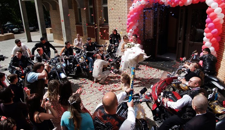 Una idea es realizar una concentración motera en la misma boda