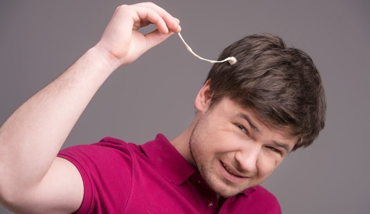 Para eliminar chicle en el pelo se puede hacer con aceite y algodón
