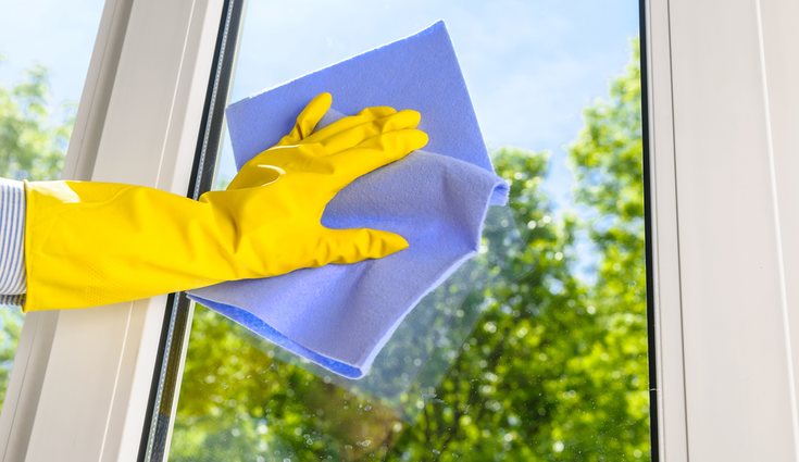 Dejar los cristales impolutos es una de las tareas del hogar más complicadas