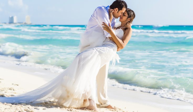 La playa puede ser un fondo perfecto para celebrar una boda
