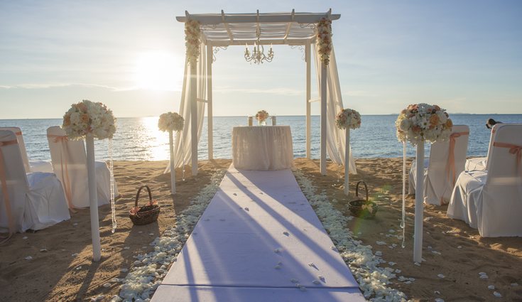 Un sencillo arco y una alflombra blanca decorarán el espacio donde se realizará la ceremonia