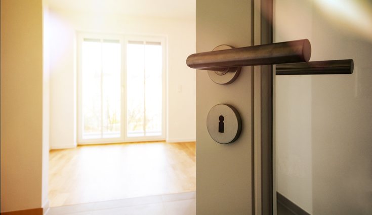 Una vez que descubres que han invadido tu hogar, llama a la policía inmediatamente