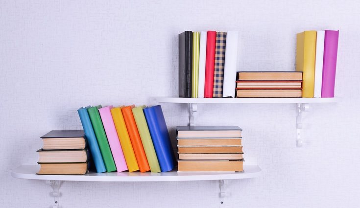 Hay multitud de formas de ordenar los libros de forma original y dar un nuevo toque a tu hogar