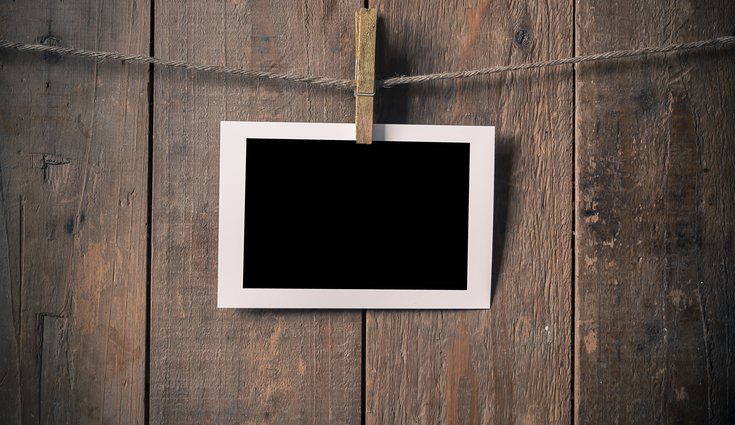 Uno de los modelos más usados es el de polaroids colgadas con pinzas