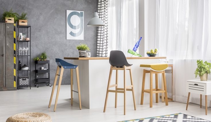 Una buena opción para ahorrar espacio es cambiar las sillas por taburetes