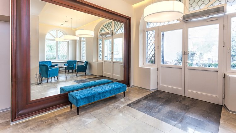 Los espejos ofrecen muchas ventajas para hacer que parezca que hay más espacio