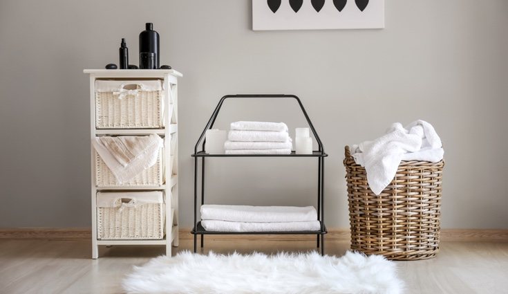 Para el baño, las cestas de mimbre son ideales