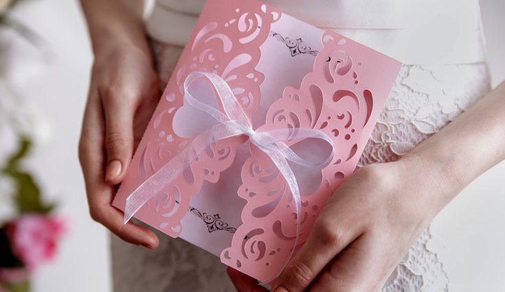 Las invitaciones de la boda se podrán decorar según la temática
