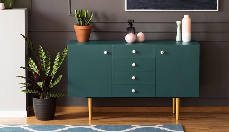 Los muebles oscuros y pequeños le darán un toque chic