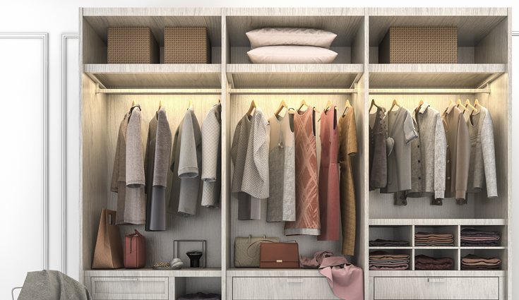 Existen focos empotrados en el interior del armario que se encienden cada vez que se abre