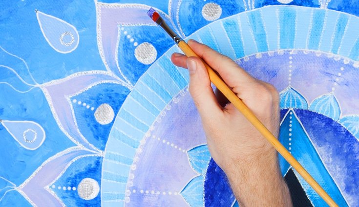 Pintar mandalas en paredes y muebles es una forma original de decorar
