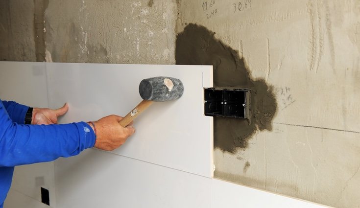 momento de arreglar las imperfecciones en la pared al colocar el enchufe