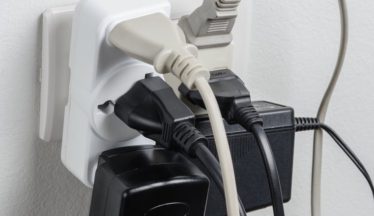 sobrecarga de un enchufe al tener muchos aparatos conectados