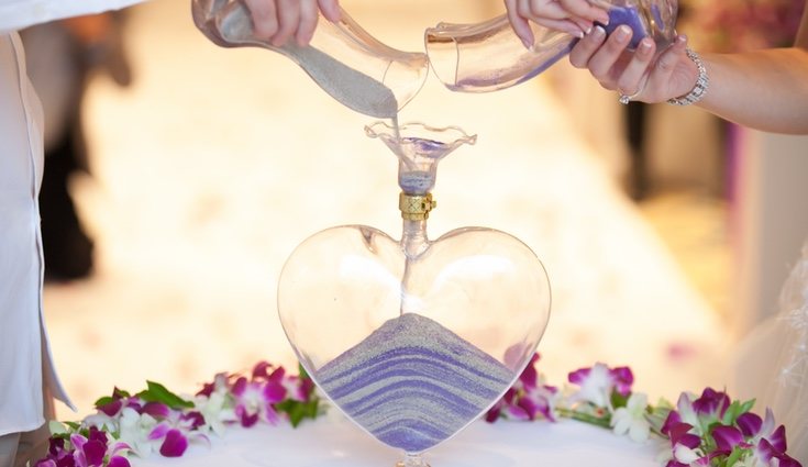 La ceremonia de la arena suele celebrarse en bodas de playa