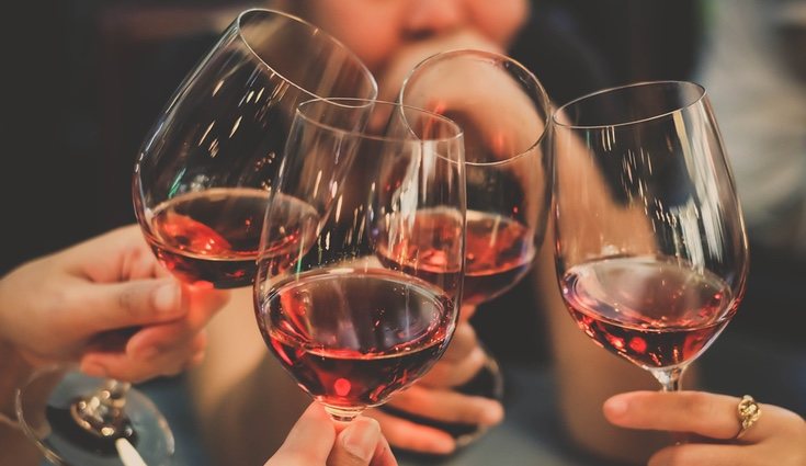 La ceremonia del vino simboliza la unión de los novios en una sola sangre