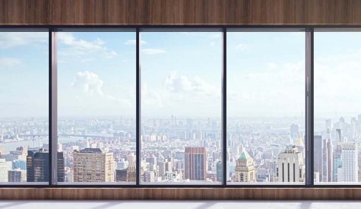 Para que el pasillo parezca más grande una opción es poner cristaleras