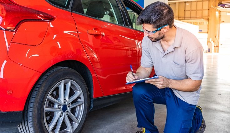 Coche pasando la ITV