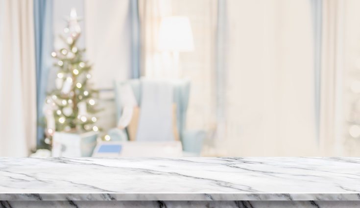 Mesa con mármol y de fondo la navidad