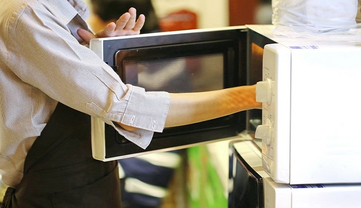 El microondas es sin lugar a dudas uno de los aparatos eléctricos más usados <en cualquier hogar del mundo.