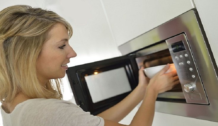 El jabón del lavavajillas también es perfecto a la hora de eliminar toda la suciedad acumulada en el microondas