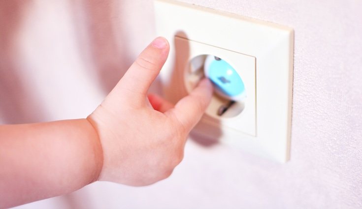 A los niños les encanta meter los dedos en los enchufes es por ello que debes prevenir y poner protectores