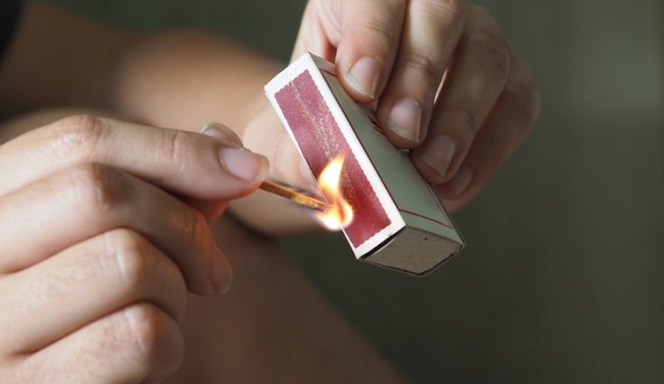 Deja que el fuego vaya consumiendo el oxígeno y con él el olor