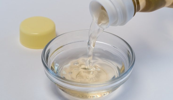 Agrega un par de tazas de vinagre blanco en la carga