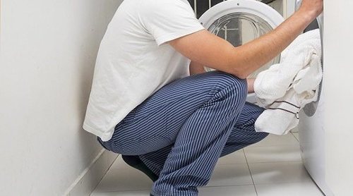 Cómo terminar con las manchas de grasa de la ropa de trabajo
