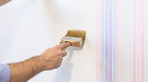 ¿Cuánto cuesta empapelar una habitación?